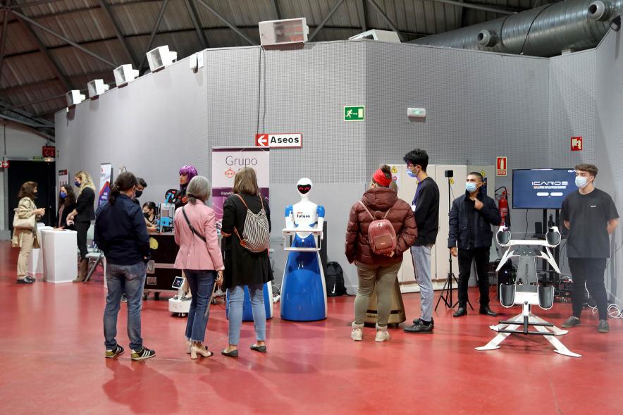 Inauguración de la Feria Digital de Empleo y Emprendimiento - Imagen panorámica de las personas asistentes en la zona de stands.