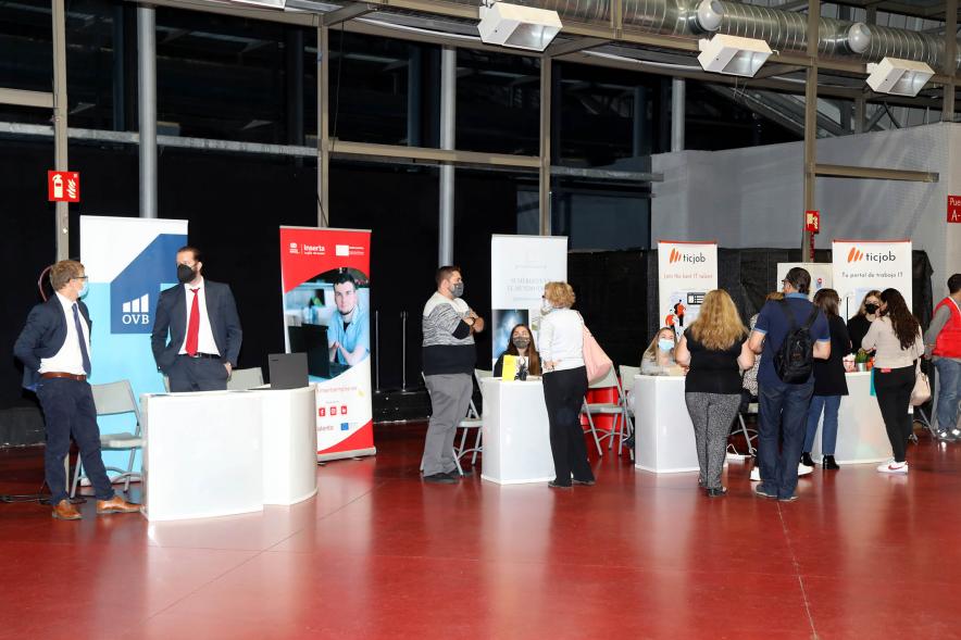 Inauguración de la Feria Digital de Empleo y Emprendimiento -  Imagen panorámica de las personas asistentes en la zona de stands.