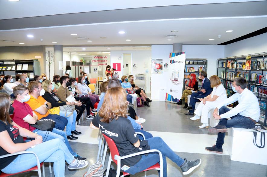 Inauguración Semana de la Juventud 2021 - Imagen panorámica de la sala donde se está celebrando la inauguración.
