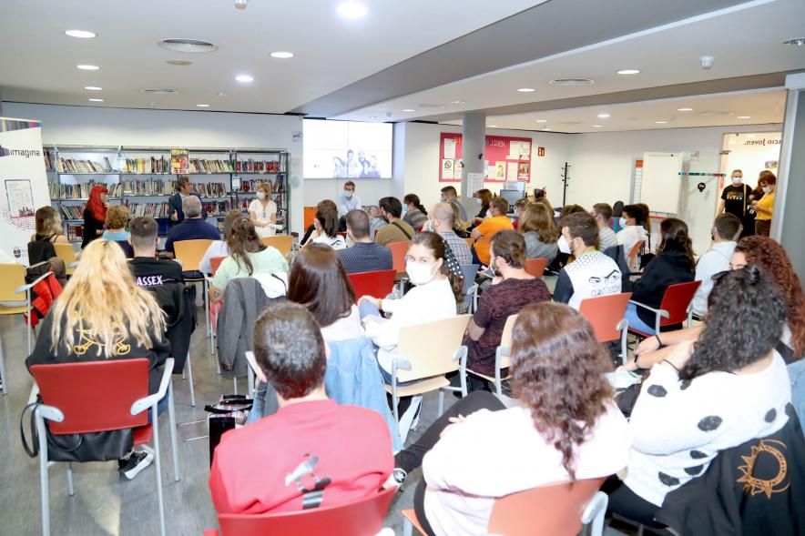   Inauguración Semana de la Juventud 2021 - Imagen panorámica de la sala donde se está celebrando la inauguración.