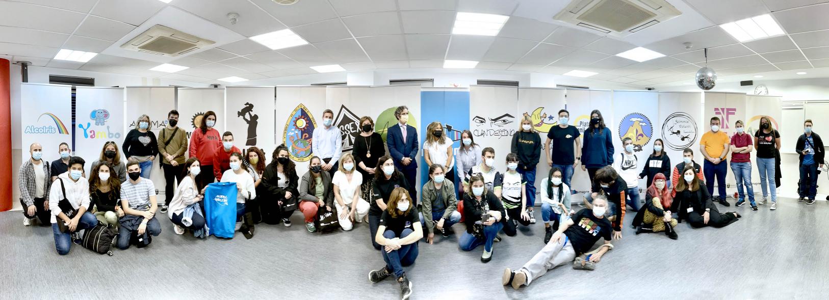  Inauguración Semana de la Juventud 2021 - Imagen panorámica de la sala donde se está celebrando la inauguración, donde podemos ver a todos los participantes.