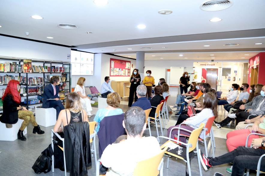 Inauguración Semana de la Juventud 2021 - Imagen panorámica de la sala donde se está celebrando la inauguración.