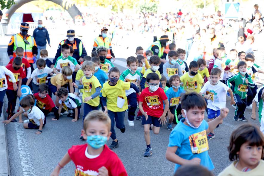  Milla Escolar 2021 - Imagen de un momento de la carrera de los más pequeños.