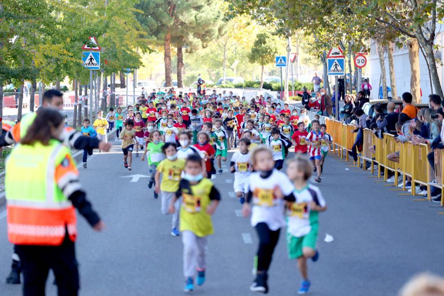  Milla Escolar 2021 -   Imagen de un momento de la carrera de los más pequeños.