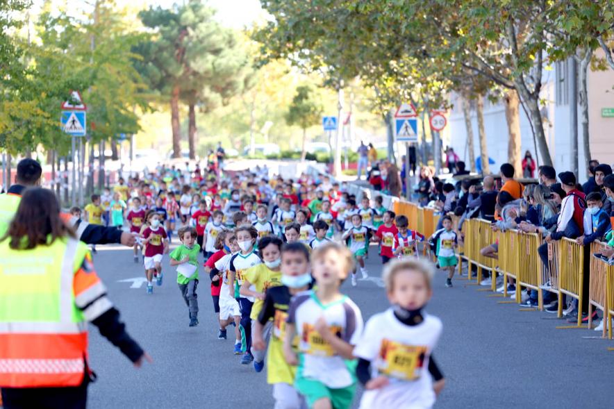  Milla Escolar 2021 - Imagen de un momento de la carrera de los más pequeños.