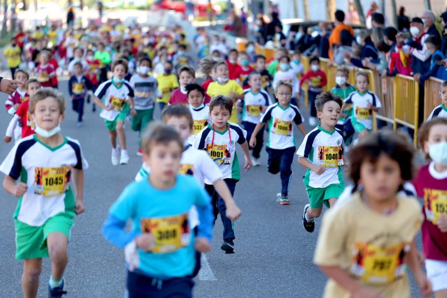  Milla Escolar 2021 -  Imagen de un momento de la carrera de los más pequeños.