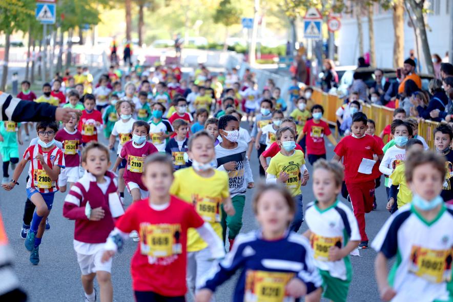 Milla Escolar 2021 - Imagen de un momento de la carrera de los más pequeños.