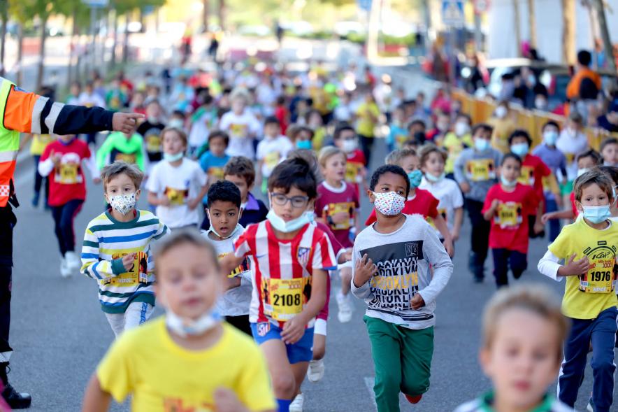  Milla Escolar 2021 - Imagen de un momento de la carrera de los más pequeños.