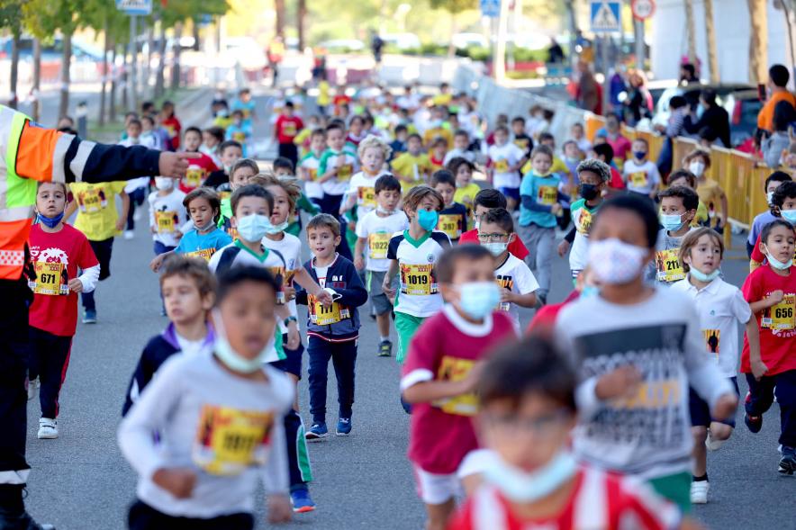  Milla Escolar 2021 - Imagen de un momento de la carrera de los más pequeños.