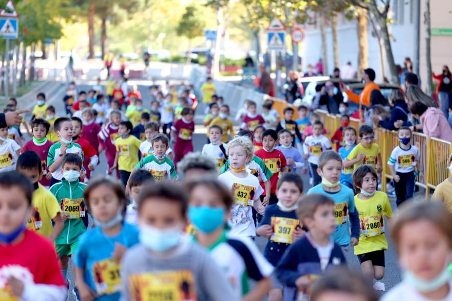  Milla Escolar 2021 - Imagen de un momento de la carrera de los más pequeños.