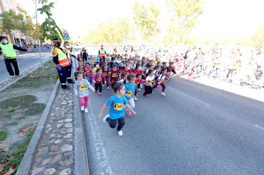  Milla Escolar 2021 - Imagen de un momento de la carrera de las más pequeñas.
