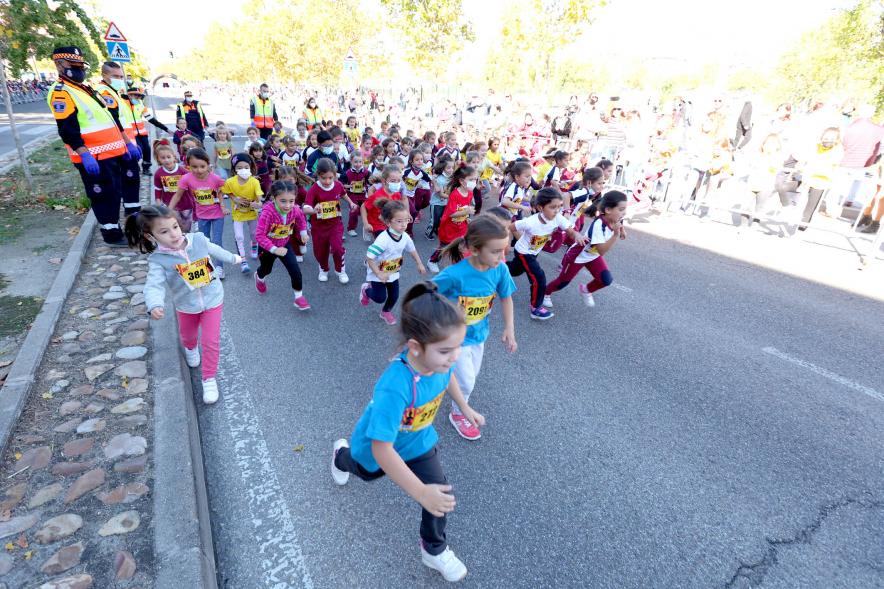 Milla Escolar 2021 - Imagen de un momento de la carrera de las más pequeñas.
