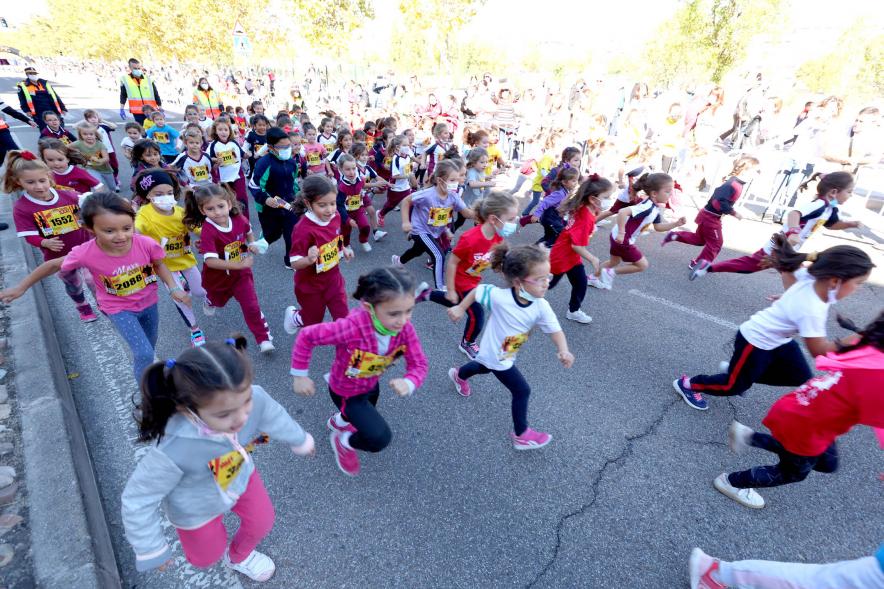 Milla Escolar 2021 - Imagen de un momento de la carrera de las más pequeñas.