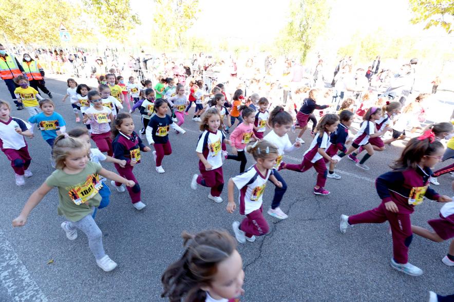 Milla Escolar 2021 -  Imagen de un momento de la carrera de las más pequeñas.