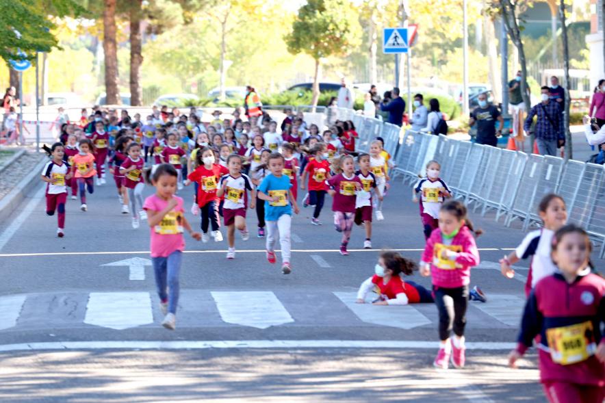  Milla Escolar 2021 - Imagen de un momento de la carrera de las más pequeñas.