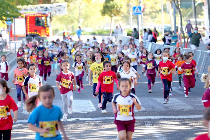  Milla Escolar 2021 - Imagen de un momento de la carrera de las más pequeñas.
