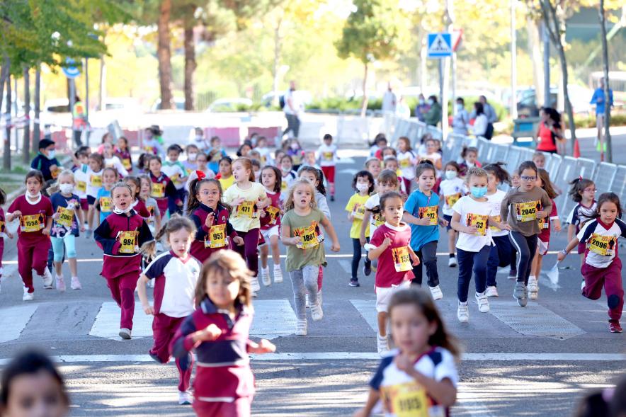 Milla Escolar 2021 - Imagen de un momento de la carrera de las más pequeñas.