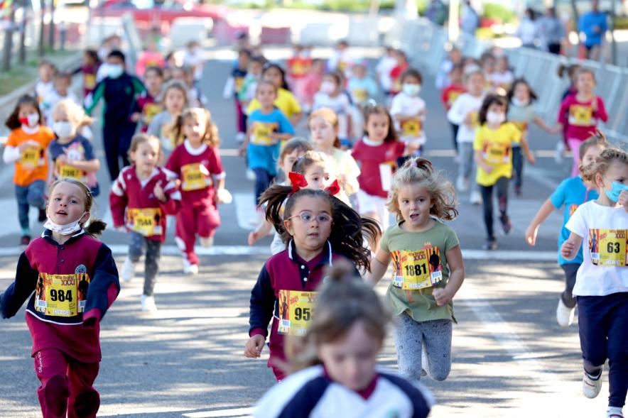 Milla Escolar 2021 - Imagen de un momento de la carrera de las más pequeñas. 