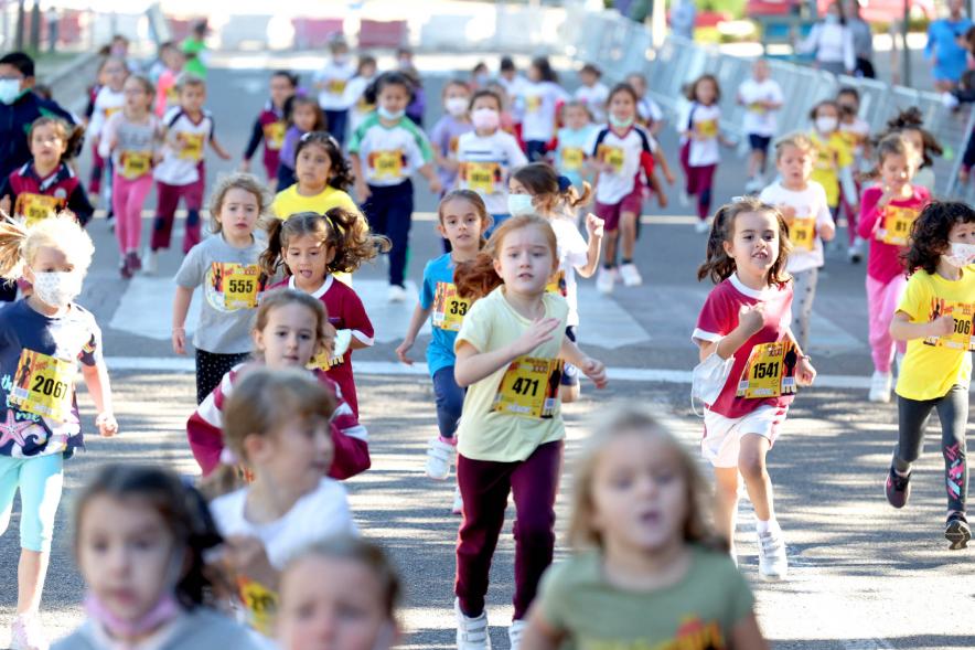 Milla Escolar 2021 - Imagen de un momento de la carrera de las más pequeñas.