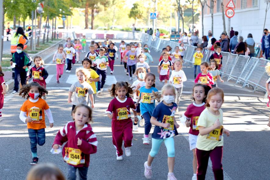  Milla Escolar 2021 -  Imagen de un momento de la carrera de las más pequeñas.