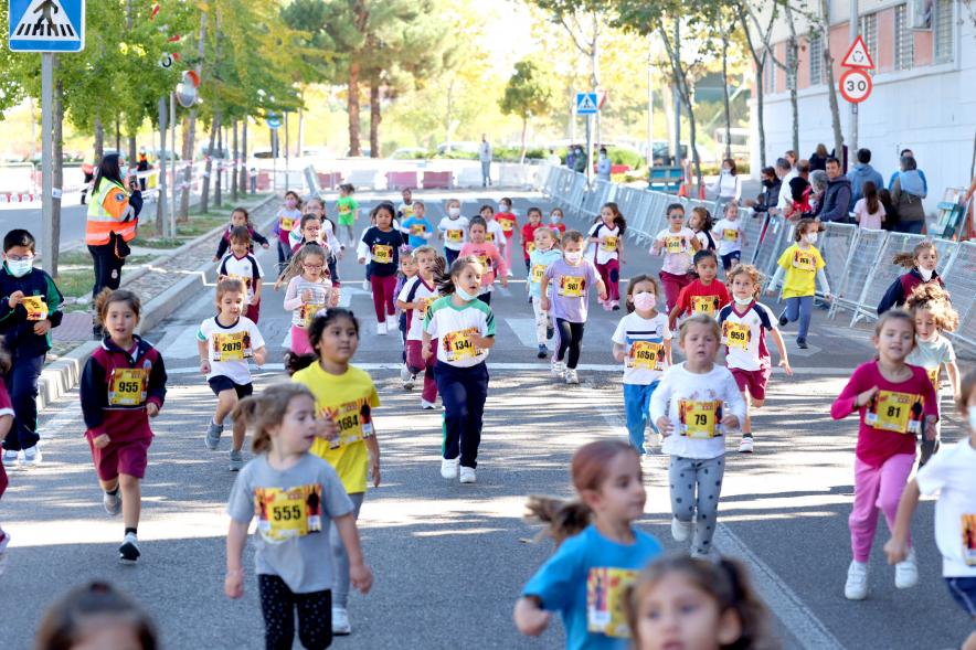  Milla Escolar 2021 -  Imagen de un momento de la carrera de las más pequeñas.