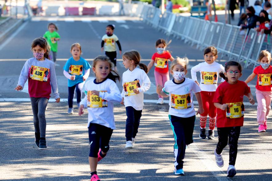 Milla Escolar 2021 -  Imagen de un momento de la carrera de las más pequeñas.