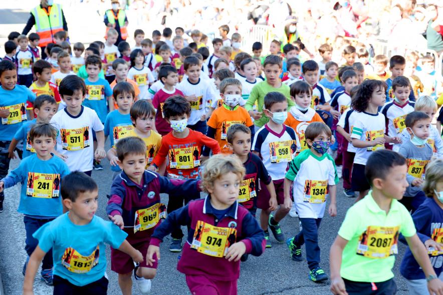  Milla Escolar 2021 - Imagen de un momento de la carrera de los alevines.