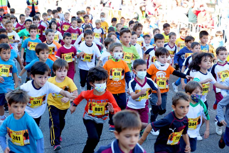  Milla Escolar 2021 - Imagen de un momento de la carrera de los alevines.
