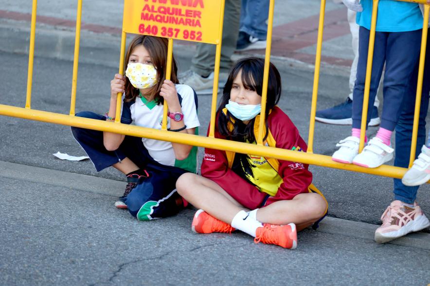  Milla Escolar 2021 - Imagen de dos niñas siguiendo una carrera.