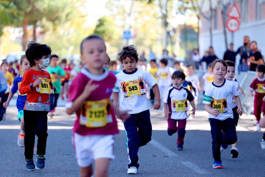  Milla Escolar 2021 - Imagen de un momento de la carrera de los alevines.