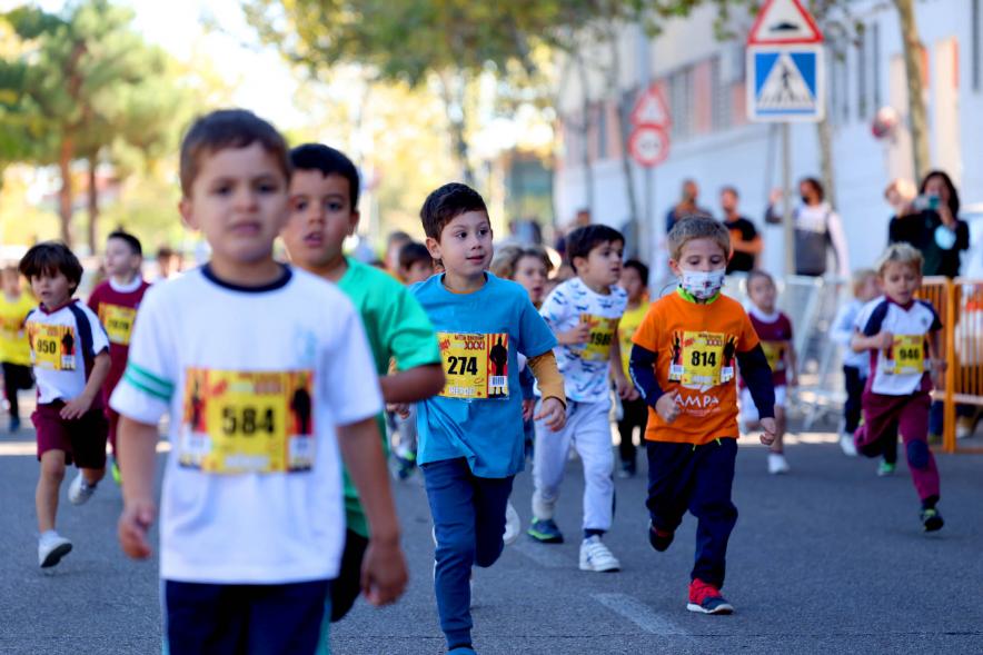  Milla Escolar 2021 - Imagen de un momento de la carrera de los alevines.