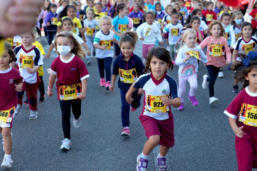  Milla Escolar 2021 - Imagen de un momento de la carrera de las alevines.