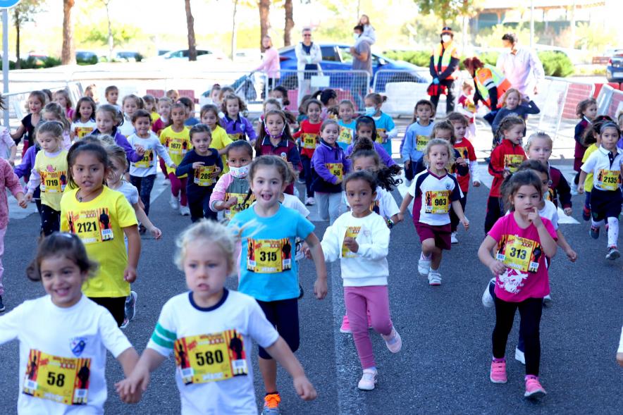  Milla Escolar 2021 - Imagen de un momento de la carrera de las alevines.
