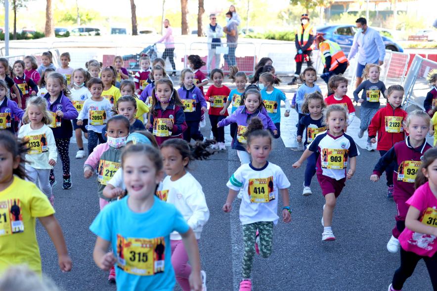 Milla Escolar 2021 -  Imagen de un momento de la carrera de las alevines.