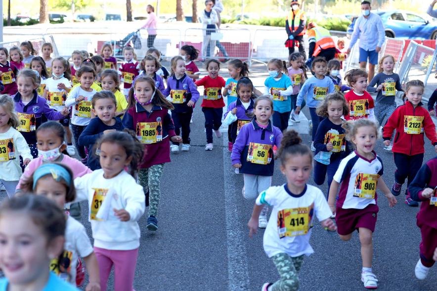 Milla Escolar 2021 - Imagen de un momento de la carrera de las alevines.