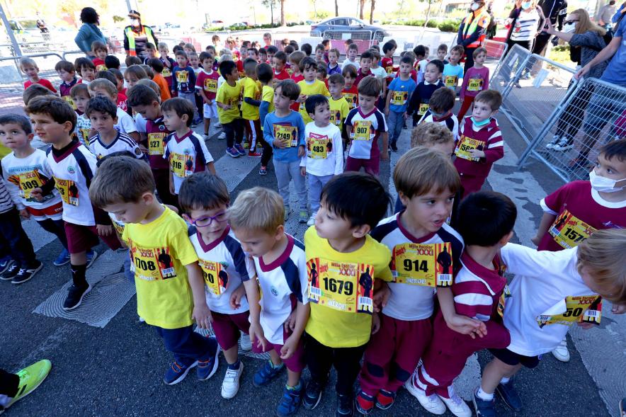Milla Escolar 2021 - Imagen del momento de la salida de los infantiles.