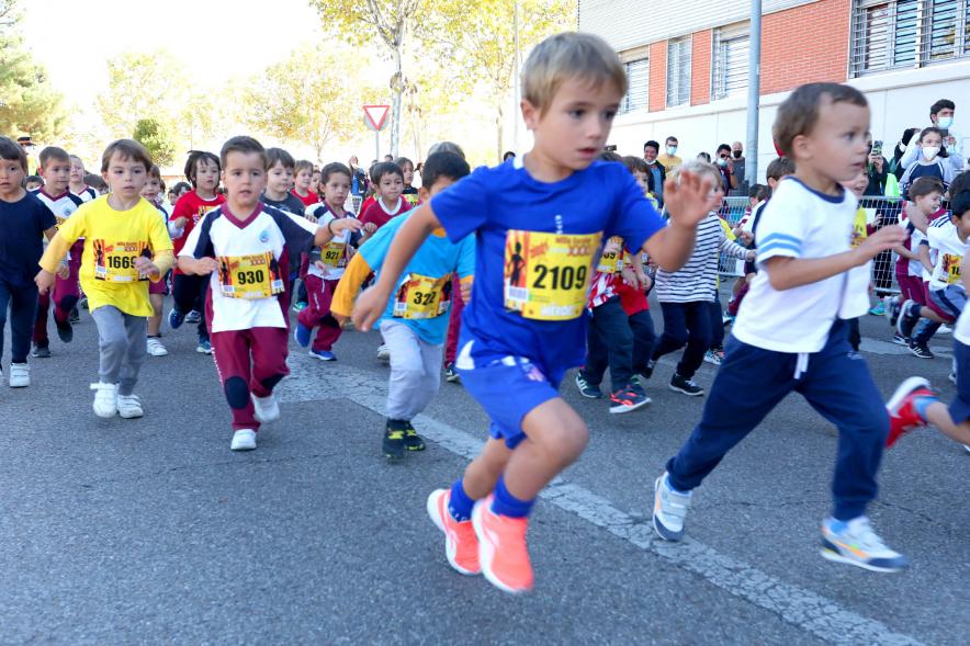  Milla Escolar 2021 - Imagen de un momento de la carrera de los infantiles.