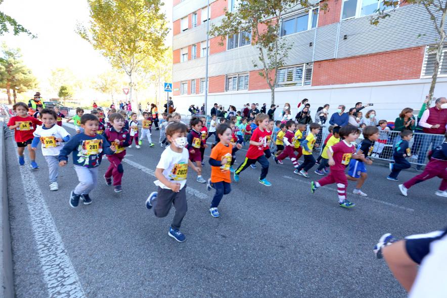  Milla Escolar 2021 -  Imagen de un momento de la carrera de los infantiles.