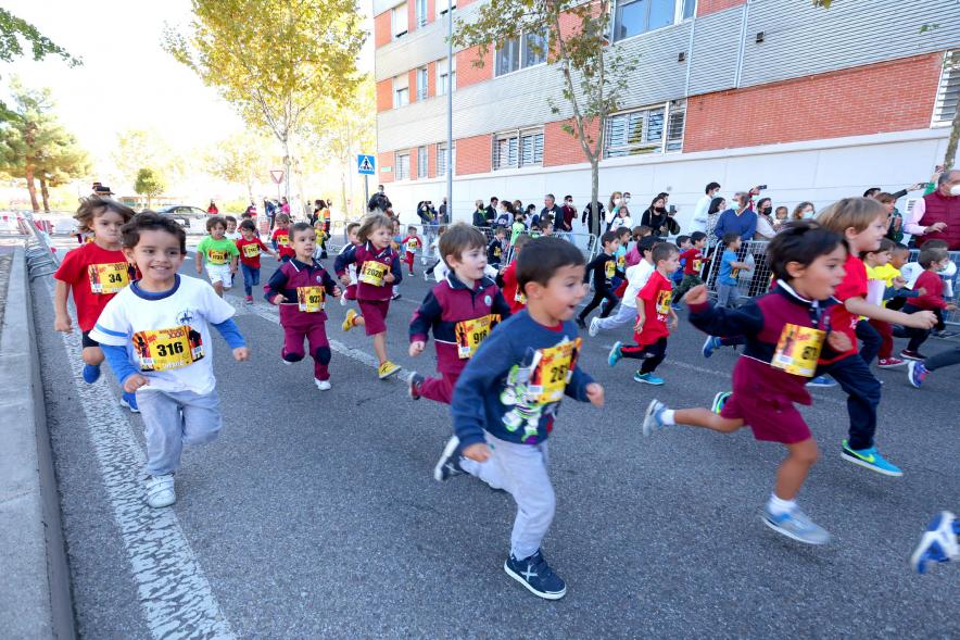Milla Escolar 2021 -  Imagen de un momento de la carrera de los infantiles.