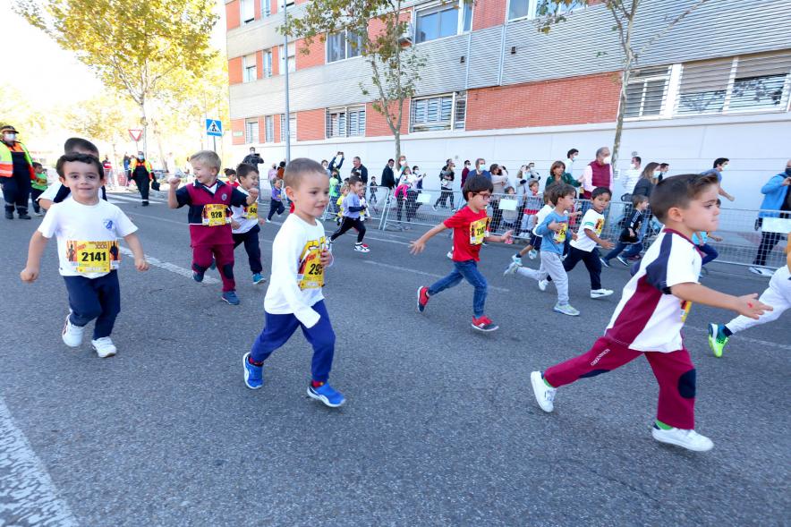  Milla Escolar 2021 -  Imagen de un momento de la carrera de los infantiles.