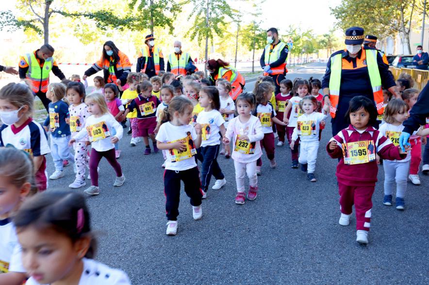 Milla Escolar 2021 -  Imagen de un momento de la carrera de las infantiles.