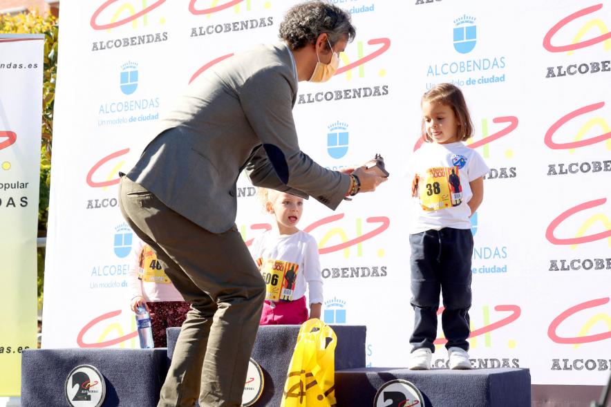  Milla Escolar 2021 - Imagen del alcalde Aitor Retolaza entregando los trofeos a las ganadoras.