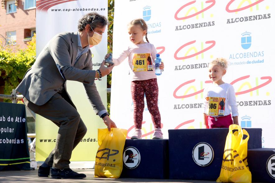 Milla Escolar 2021 - Imagen del alcalde Aitor Retolaza entregando los trofeos a las ganadoras.