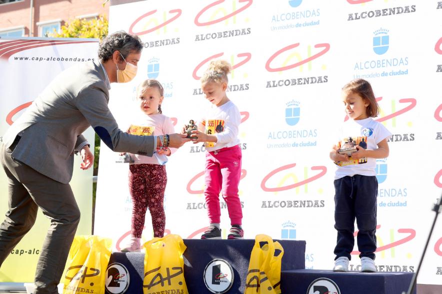   Milla Escolar 2021 - Imagen del alcalde Aitor Retolaza entregando los trofeos a las ganadoras.