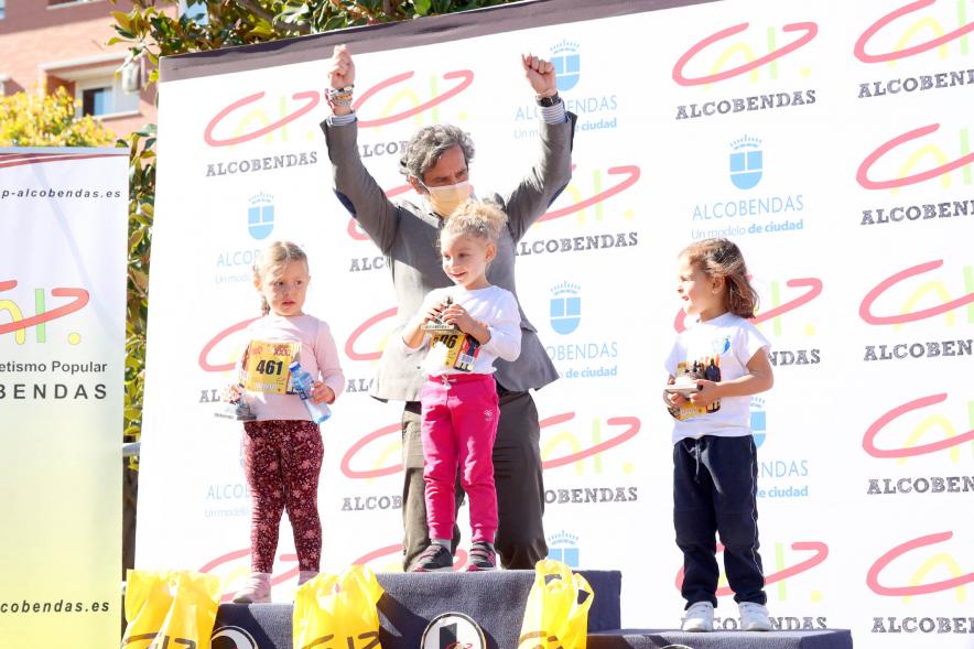   Milla Escolar 2021 - Imagen del alcalde Aitor Retolaza entregando los trofeos a las ganadoras.