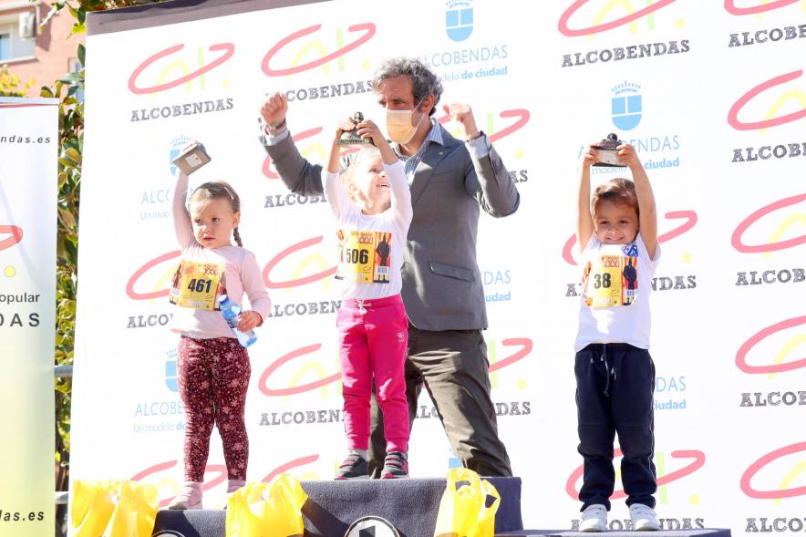 Milla Escolar 2021 -  Imagen del alcalde Aitor Retolaza entregando los trofeos a las ganadoras.