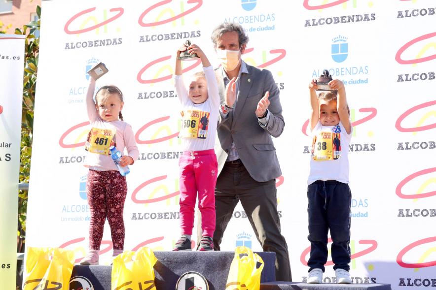 Entrega de Trofeos -  Imagen del alcalde Aitor Retolaza entregando los trofeos a las ganadoras.