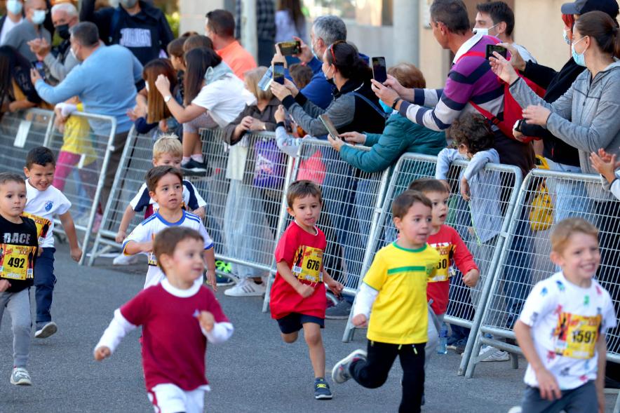 Milla Escolar 2021 - Imagen de un momento de la carrera de los infantiles.