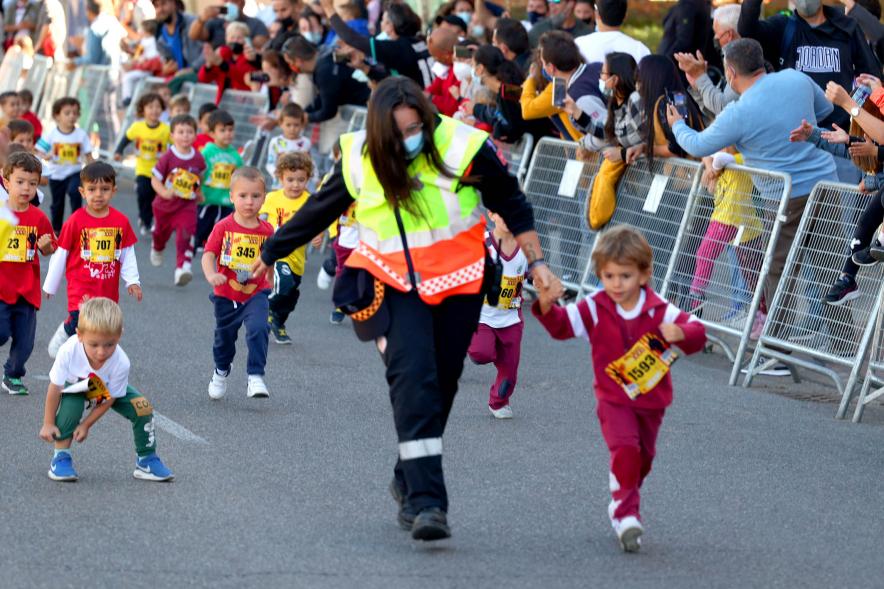  Milla Escolar 2021 -  Imagen de un momento de la carrera de los infantiles.