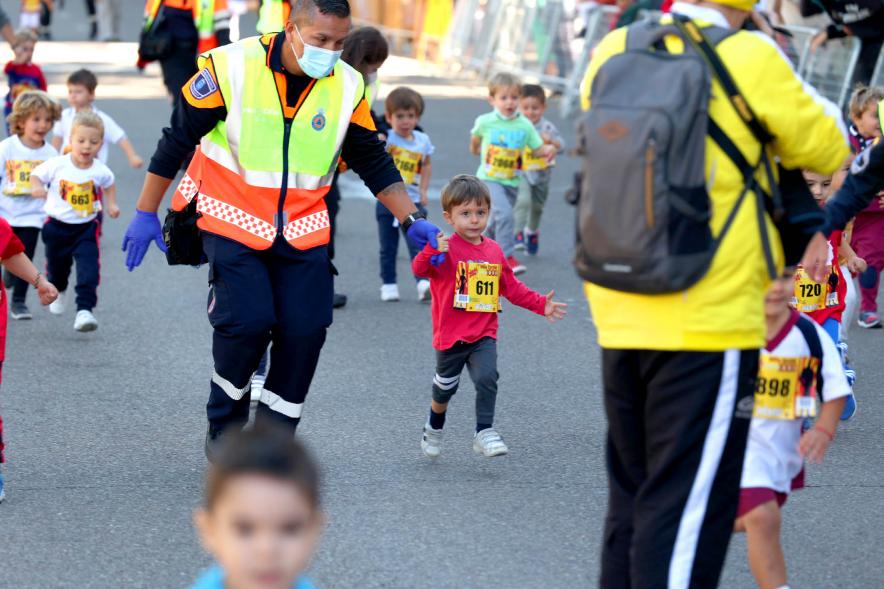 Milla Escolar 2021 -  Imagen de un momento de la carrera de los infantiles.